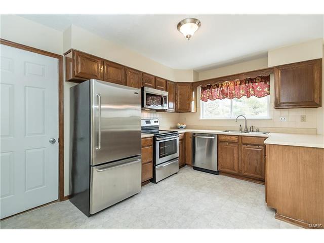 303 Fox Briar Ln, Ballwin, MO 63021 photo 10