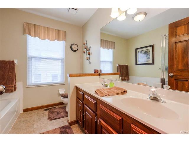 927 Hanna Valley Estates Dr, Ballwin, MO 63021 photo 15