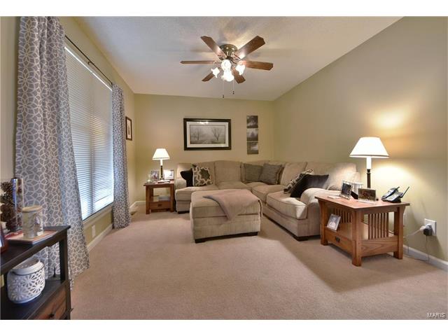 810 Red Oak Ln, O'fallon, MO 63366 photo 2