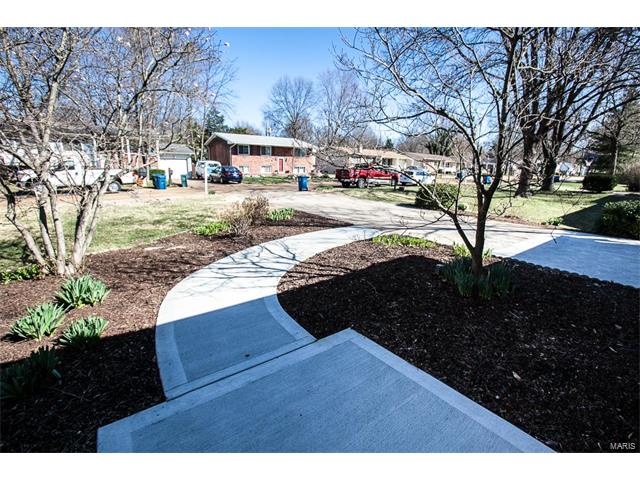 46 Roland Ave, Ballwin, MO 63021 photo 4