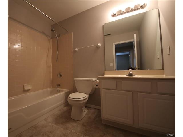 1724 Whispering Crk #D, Ballwin, MO 63021 photo 12