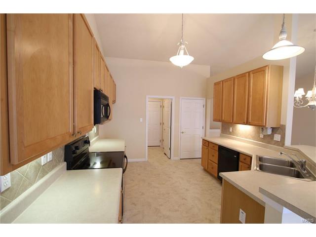 14 Eagle Bluff Ln, Saint Charles, MO 63303 photo 3