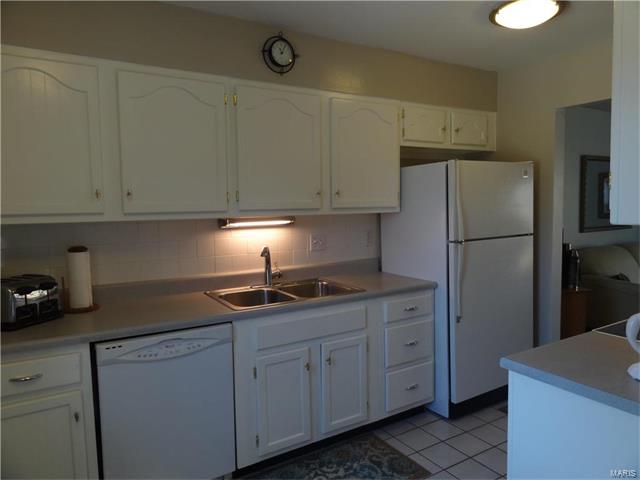 975 Silversprings Ln, Ballwin, MO 63021 photo 9