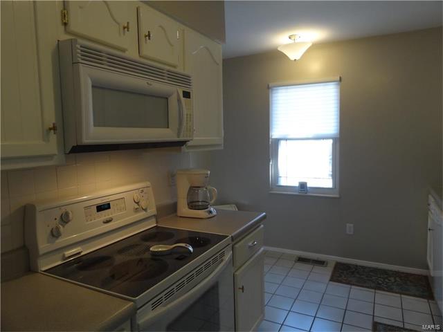 975 Silversprings Ln, Ballwin, MO 63021 photo 10