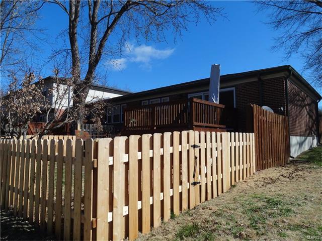 975 Silversprings Ln, Ballwin, MO 63021 photo 2