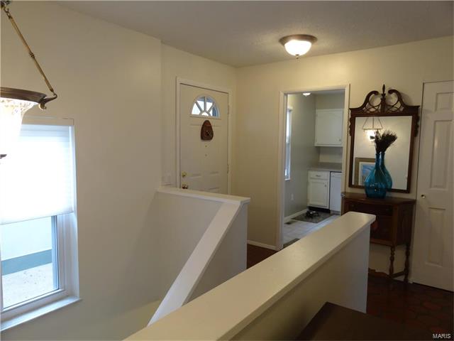 975 Silversprings Ln, Ballwin, MO 63021 photo 4