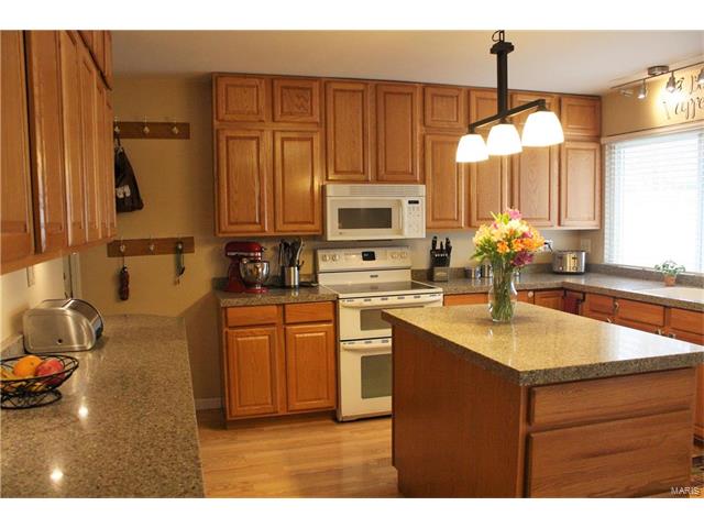 910 Parma Dr, Ballwin, MO 63021 photo 2
