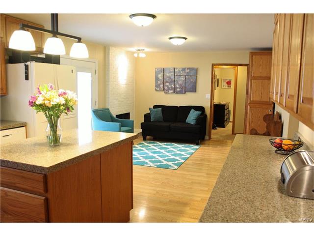 910 Parma Dr, Ballwin, MO 63021 photo 3