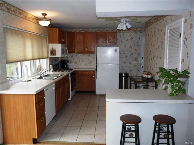 592 Golfwood Dr, Ballwin, MO 63021 photo 3