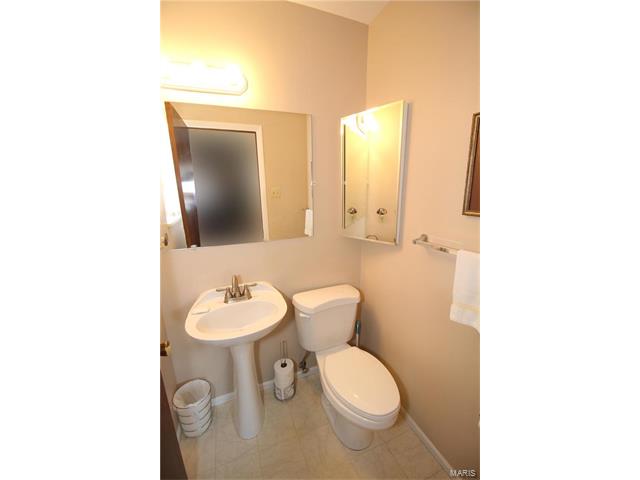 1211 Eagleshire Dr, Ballwin, MO 63021 photo 7