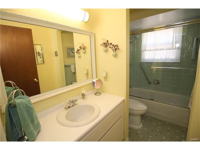 1211 Eagleshire Dr, Ballwin, MO 63021 photo 9