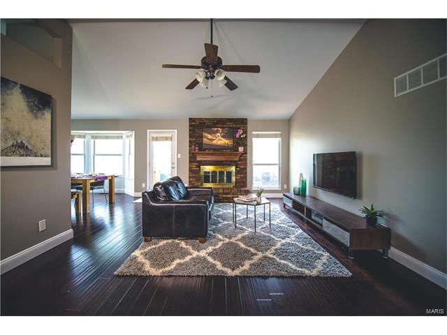 1008 Columbard Dr, Ballwin, MO 63021 photo 2