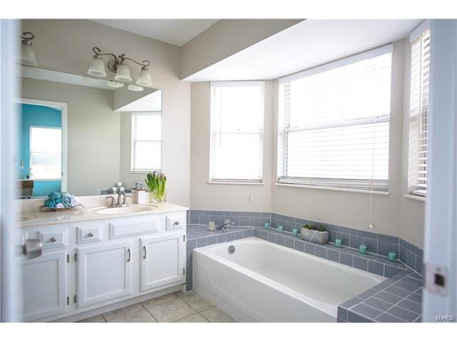 1008 Columbard Dr, Ballwin, MO 63021 photo 17