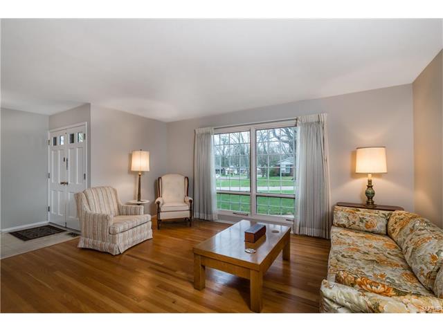 339 Greenbriar Ln, Ballwin, MO 63011 photo 2