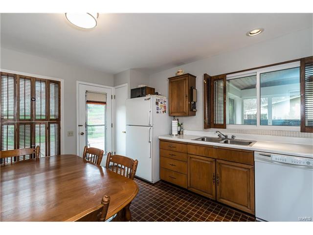 339 Greenbriar Ln, Ballwin, MO 63011 photo 7