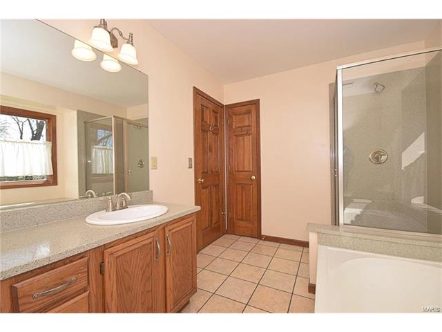 1047 Johanna Dr, Ballwin, MO 63021 photo 15