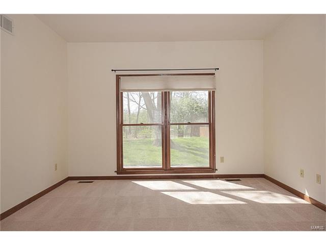 1047 Johanna Dr, Ballwin, MO 63021 photo 5