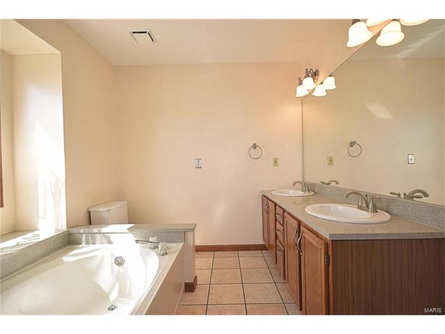1047 Johanna Dr, Ballwin, MO 63021 photo 14