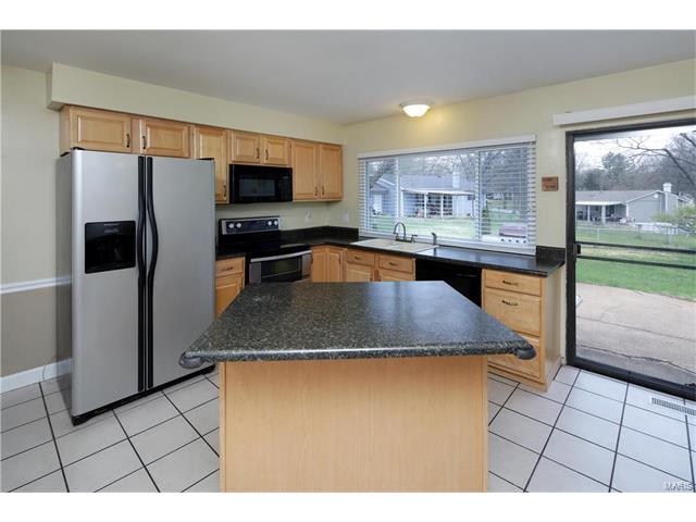 577 Goldwood Dr, Ballwin, MO 63021 photo 3