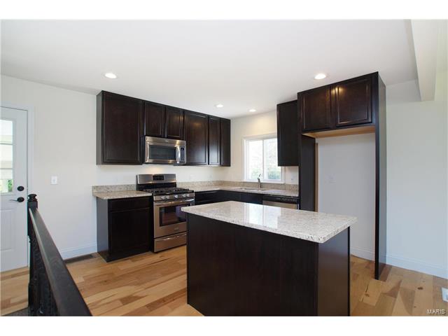 914 Kent Ct, Ballwin, MO 63011 photo 4