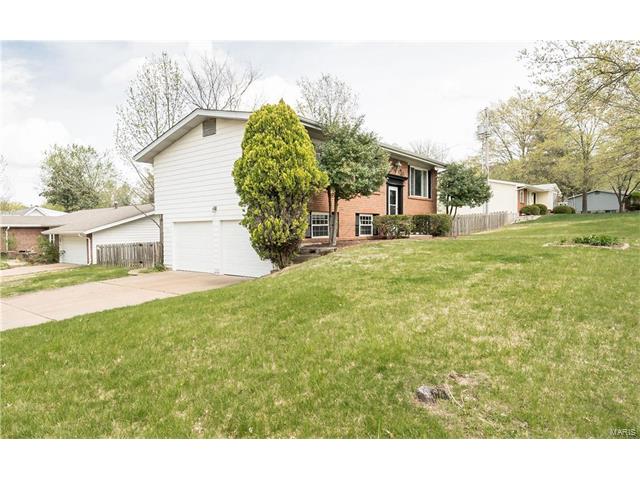 1107 Briarhurst Dr, Ballwin, MO 63021 photo 2
