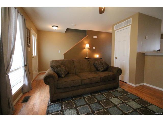 724 Hyde Dr, O'fallon, MO 63366 photo 3