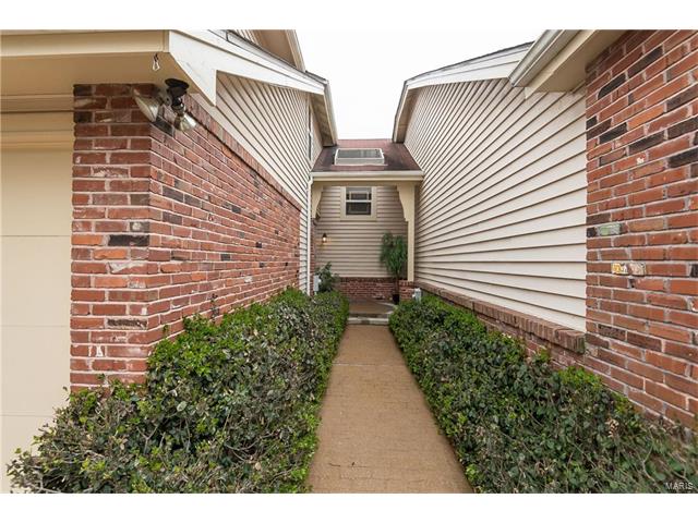 1264 Meadow Knoll Ct, Ballwin, MO 63021 photo 2