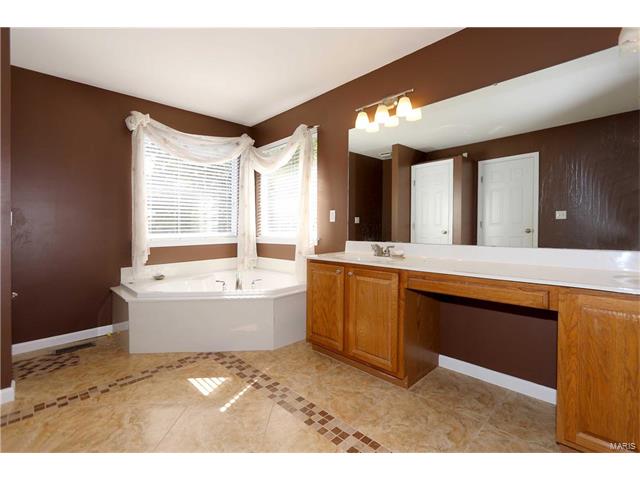 939 Castle Pines Dr, Ballwin, MO 63021 photo 21