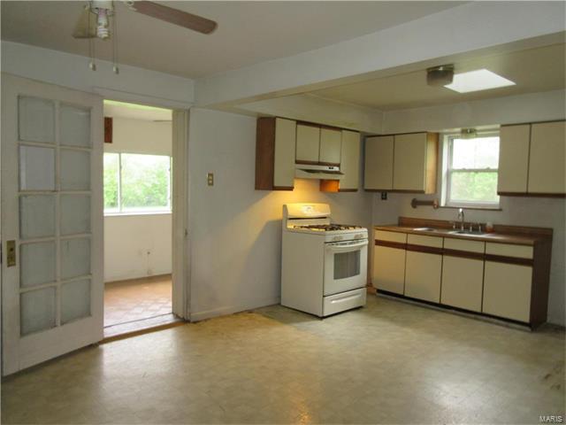 533 Ford Dr, Saint Louis, MO 63135 photo 4