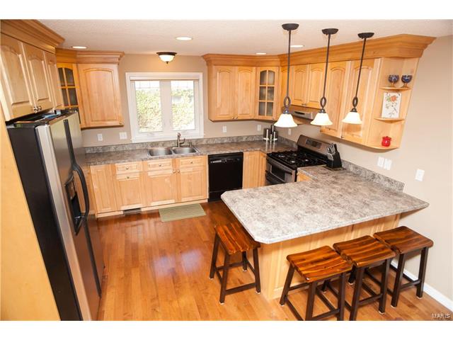 758 La Feil Dr, Ballwin, MO 63021 photo 2