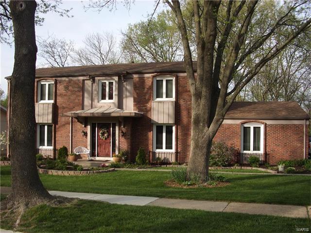 808 Hollyridge Dr, Ballwin, MO 63011 photo 2