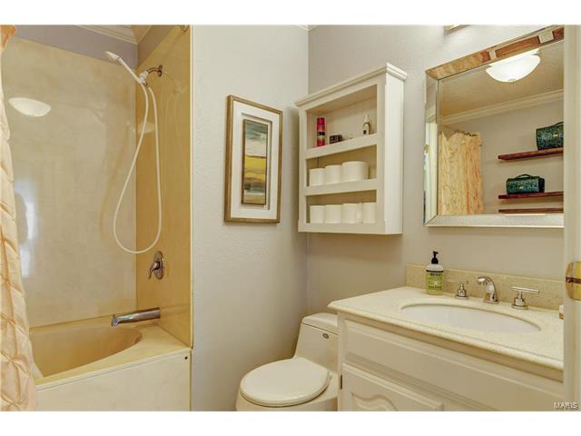 1020 Dutch Ml, Ballwin, MO 63011 photo 24