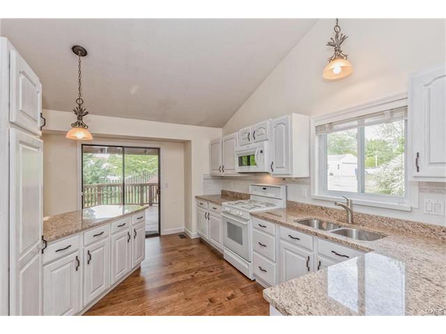1035 Johanna Dr, Ballwin, MO 63021 photo 12