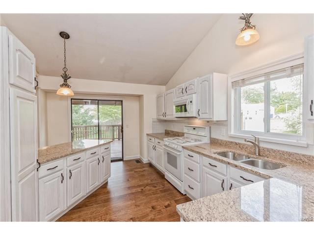 1035 Johanna Dr, Ballwin, MO 63021 photo 11