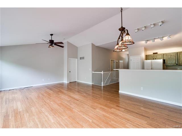 976 Shire Ln, Eureka, MO 63025 photo 8