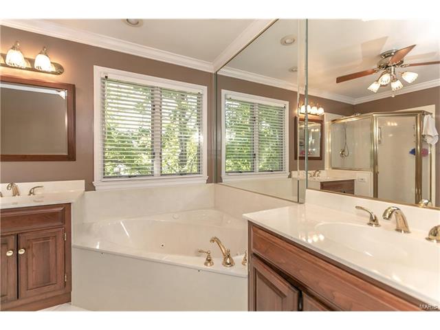 1838 Waterford Ridge Dr, Ballwin, MO 63021 photo 17