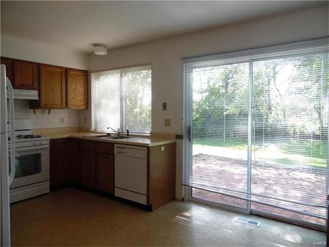 917 Parma, Ballwin, MO 63021 photo 5