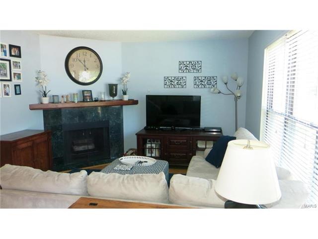 2409 Hidden Meadow Ln, Ballwin, MO 63021 photo 2