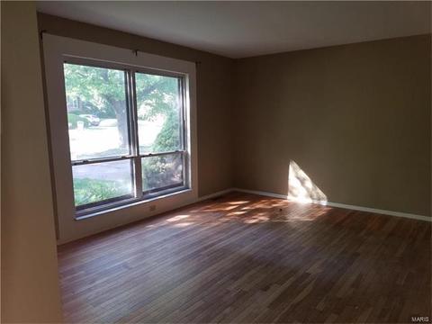 628 Sandy Oak Dr, Ballwin, MO 63021 photo 2