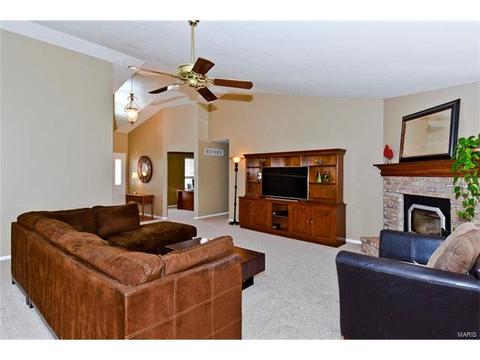 1056 Delmar Dr, O'fallon, MO 63366 photo 4