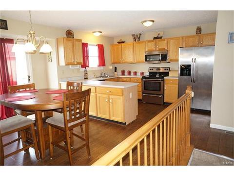 305 Estate Dr, O'fallon, MO 63366 photo 4