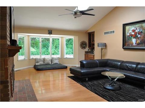 624 Valley Pt, Ballwin, MO 63021 photo 2