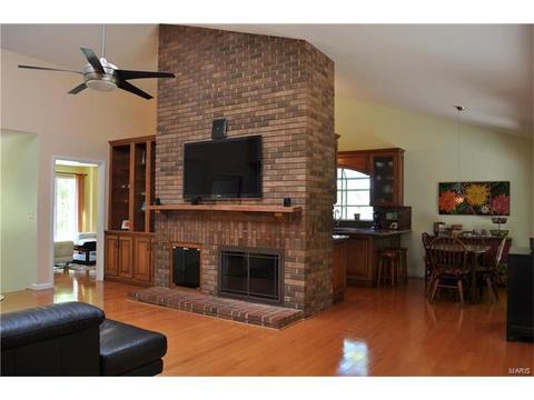 624 Valley Pt, Ballwin, MO 63021 photo 4