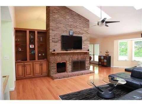 624 Valley Pt, Ballwin, MO 63021 photo 3