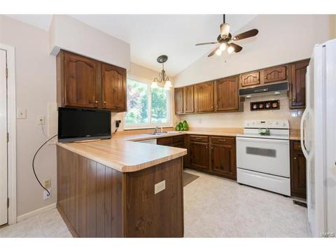 2470 Maple Crossing Dr, Ballwin, MO 63011 photo 8