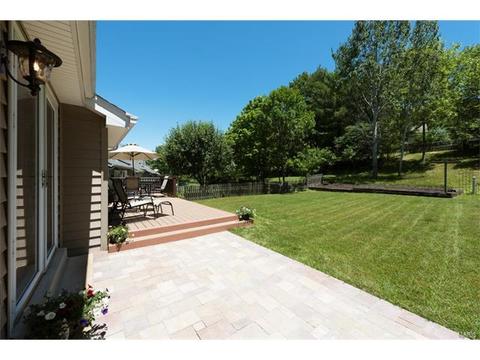 2470 Maple Crossing Dr, Ballwin, MO 63011 photo 2
