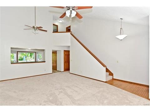 1056 Oak Glen Cir, Ballwin, MO 63021 photo 2