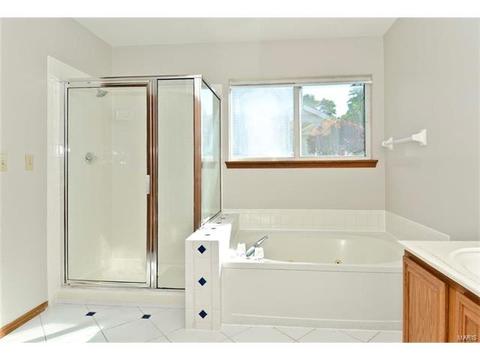 1056 Oak Glen Cir, Ballwin, MO 63021 photo 16