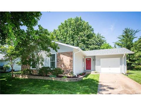 809 Catania Dr, Ballwin, MO 63021 photo 2