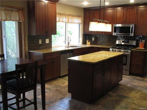 733 Oak Run Ln, Ballwin, MO 63021 photo 2